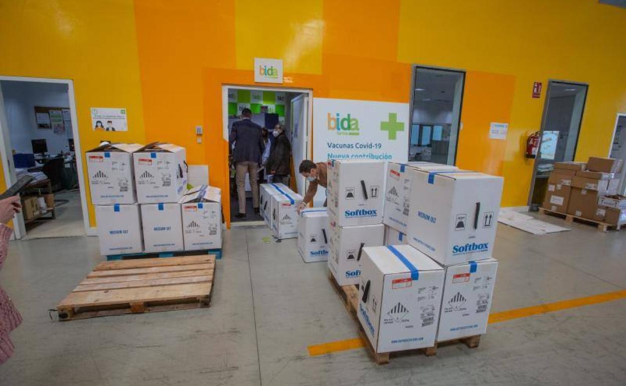 La sede granadina de Bidafarma recibió ayer los primeros viales de vacunas pediátricas. 