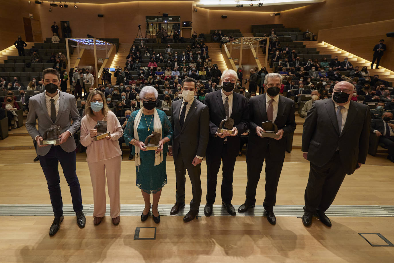 Homenajeados, autoridades e invitados en la gala de entrega de los Premios Ideales 2021.
