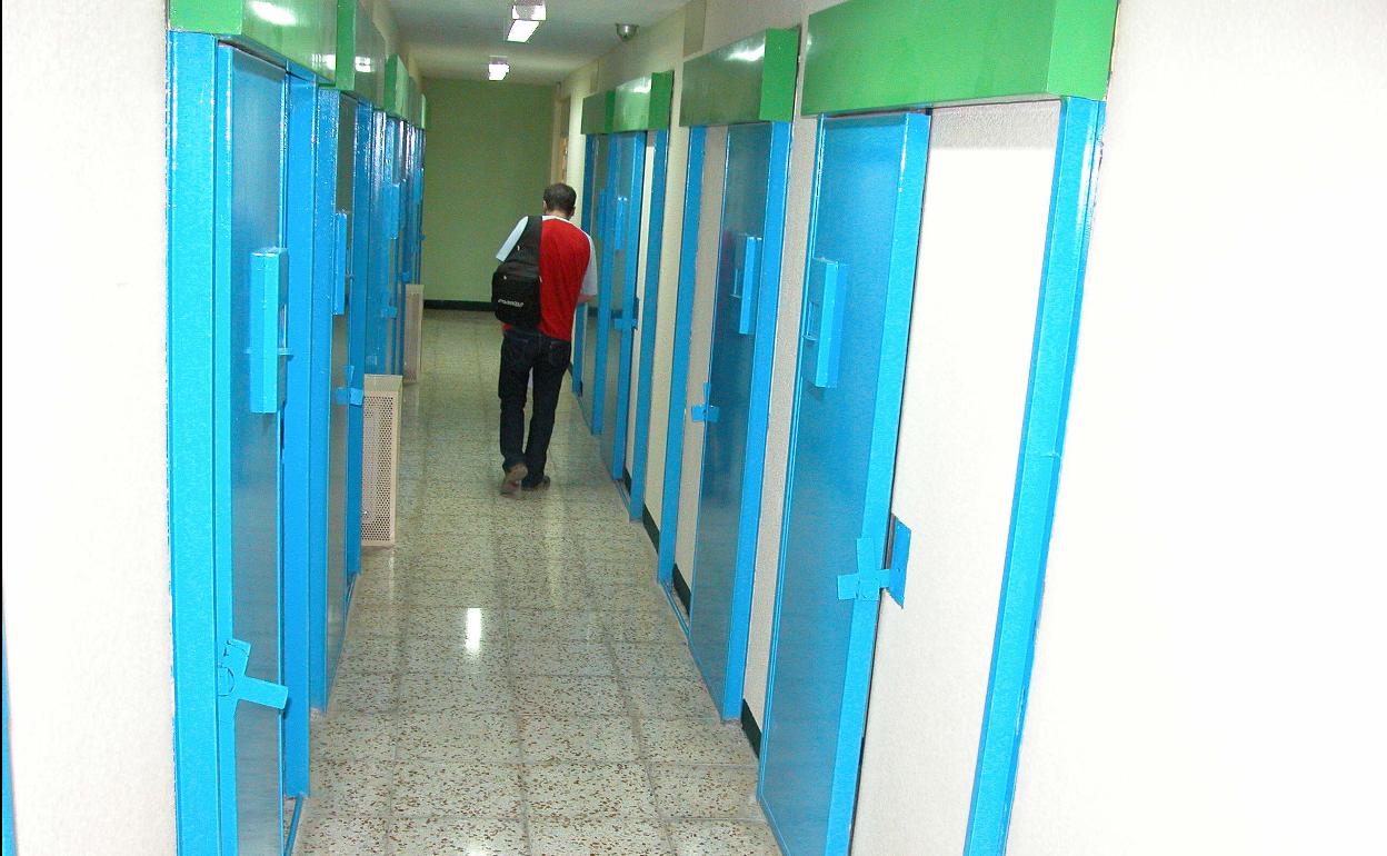 Vistas de las instalaciones de Tierras de Oria. En la imagen el pasillo con las 'celdas' a ambos lados.