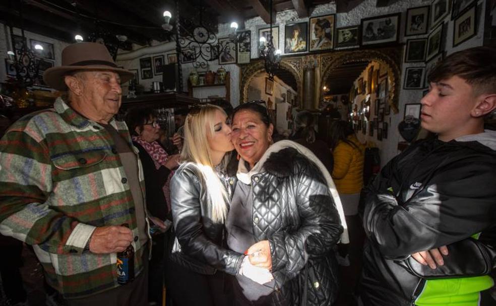 La Porrona abrió este miércoles las puertas de su emblemático bar en Plaza Larga por última vez en cuarenta años.