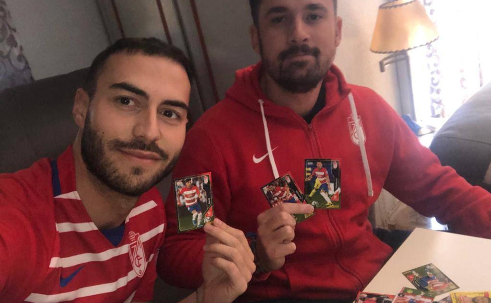 Cristian y Juanjo muestran los cromos del Granada que ahora esperan devolver firmados a sus propietarios, aficionados del Cádiz. 