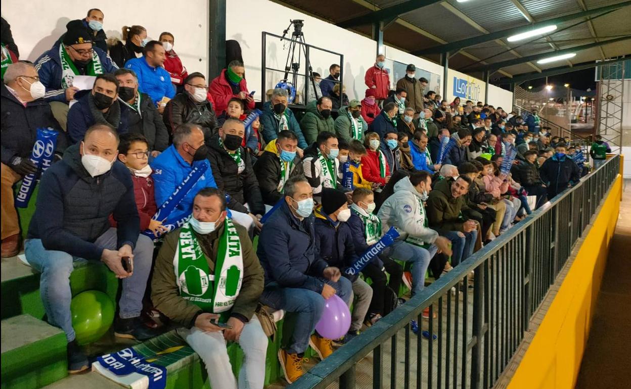 Aficionados del Atlético Mancha Real en el anterior duelo copero en el Estadio de la Juventud, ante el Dux Internacional de Madrid. 