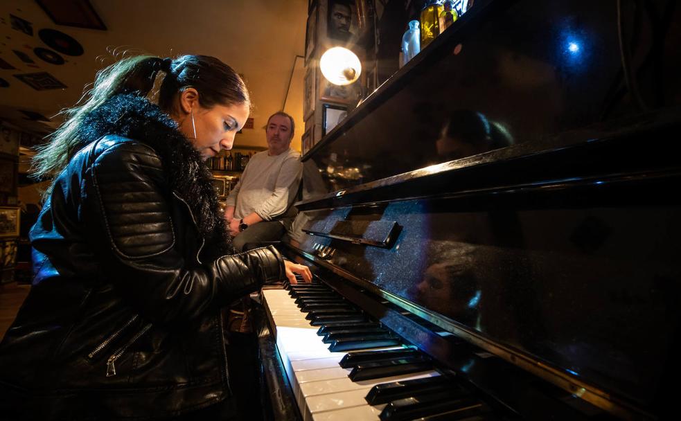 Julia Samadhi, pianista residente del Bohemia, interpreta 'Misty' en el Yamaha. 