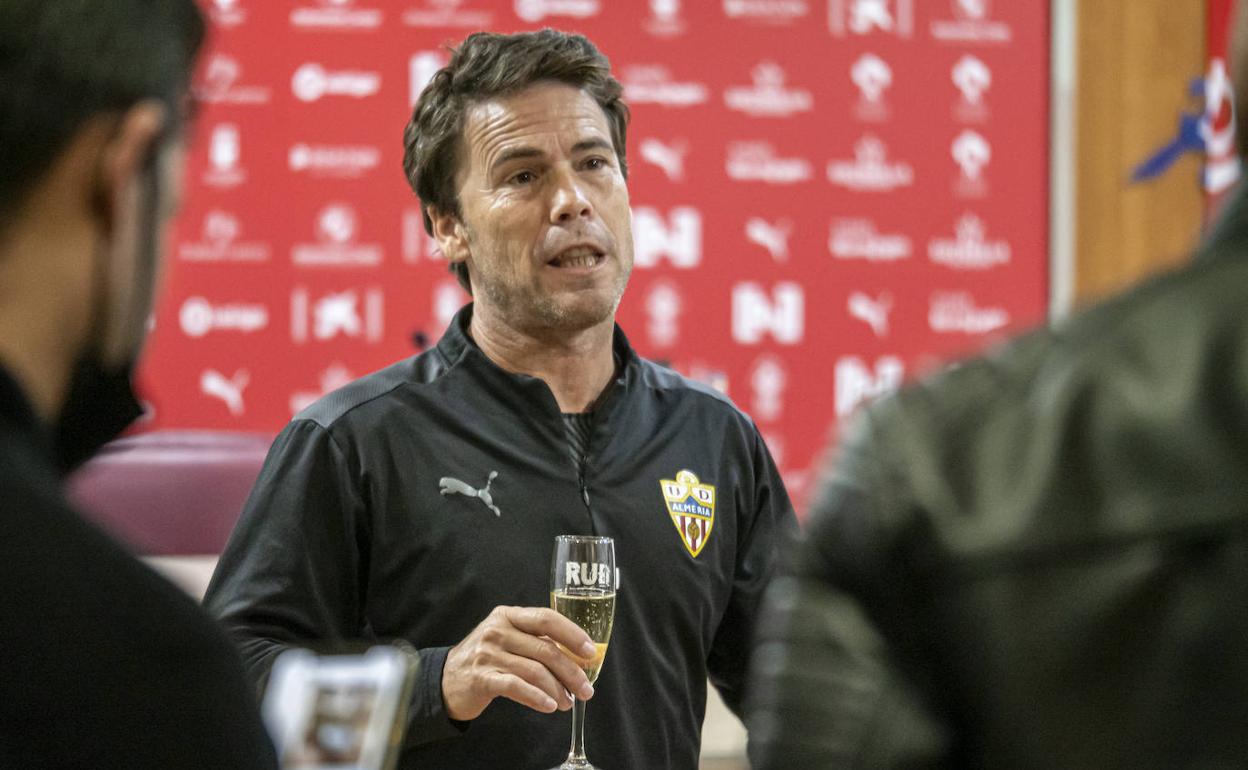 Rubi brinda con la prensa por las fechas navideñas tras la sesión de ayer.