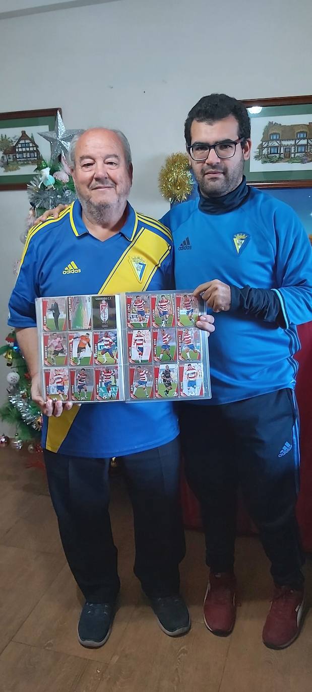 Los dos cadistas, con un álbum de cromos anterior del Granada. 