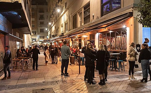 El Gobierno ve «necesario» el pasaporte Covid en bares y discotecas de Andalucía: «Es un momento muy delicado»