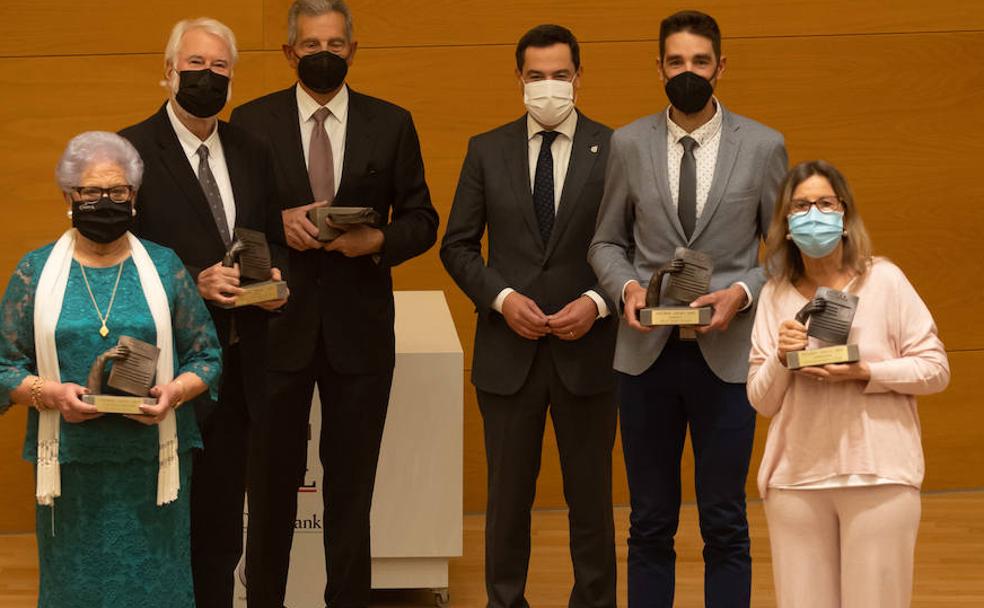 Los cinco galardonados con los Premios Ideales posan junto al presidente de la Junta, Juanma Moreno. 