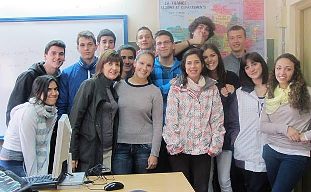 Encarna (segunda por la izquierda en la fila de abajo), con algunos de los alumnos que participaron en el vídeo, durante su etapa en el instituto. 