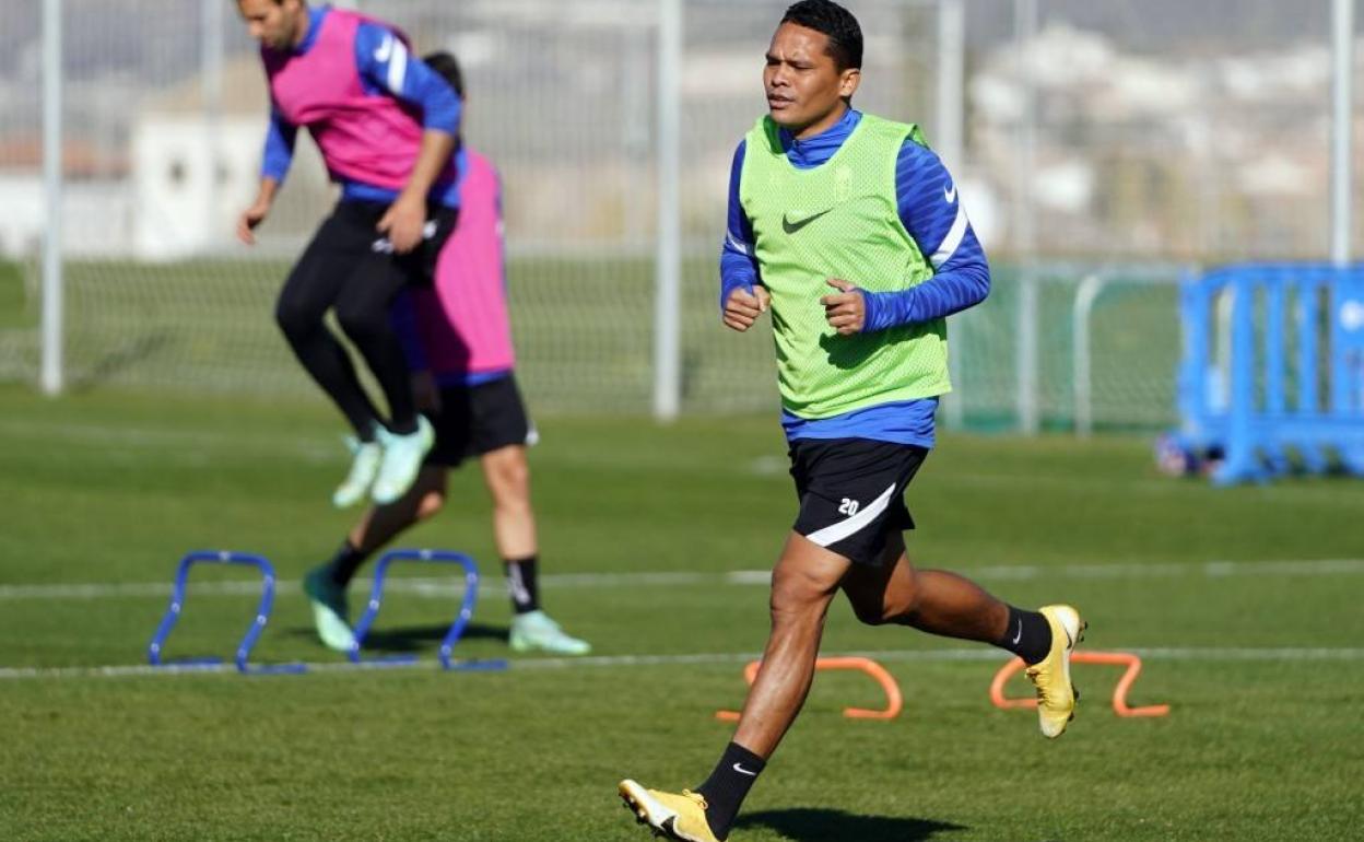 Carlos Bacca corretea en primer plano durante un entrenamiento anterior en la Ciudad Deportiva.