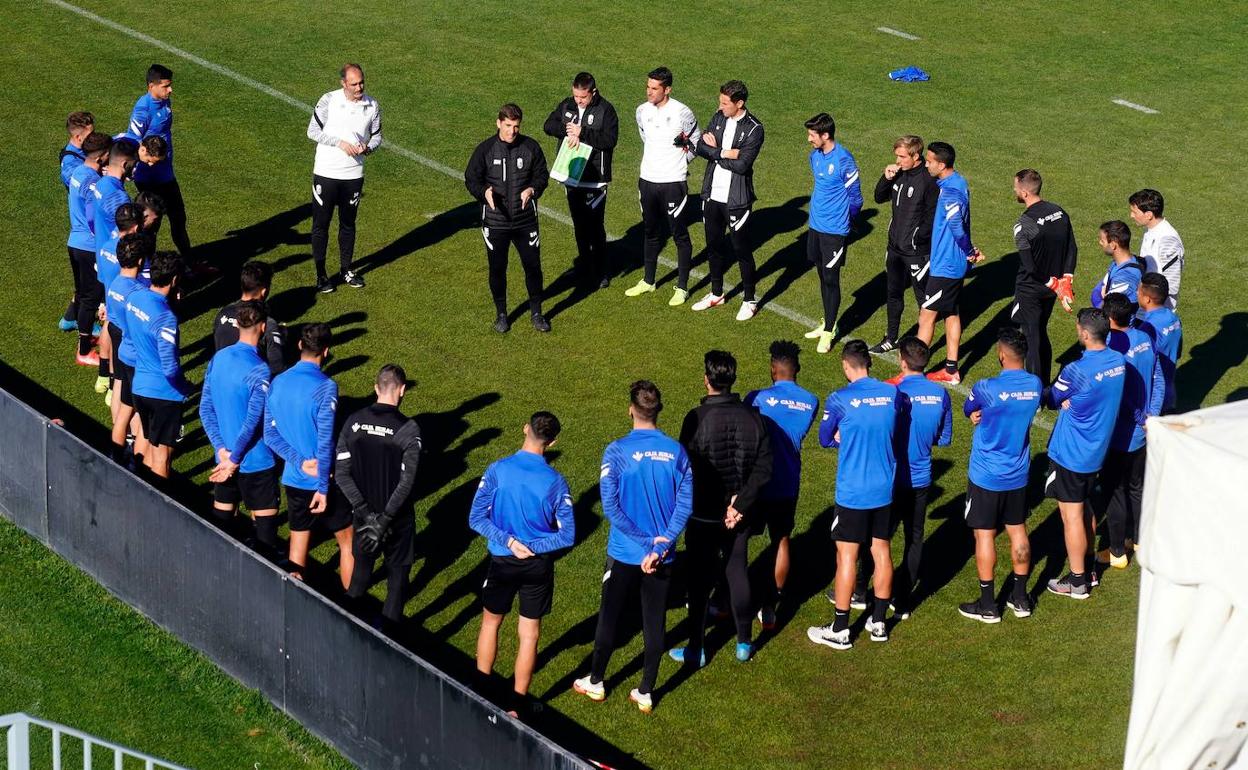 Robert Moreno se dirige a sus jugadores antes del entrenamiento del miércoles. 