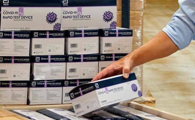 Una caja con dosis de test de antígenos como las que venden en las farmacias. 