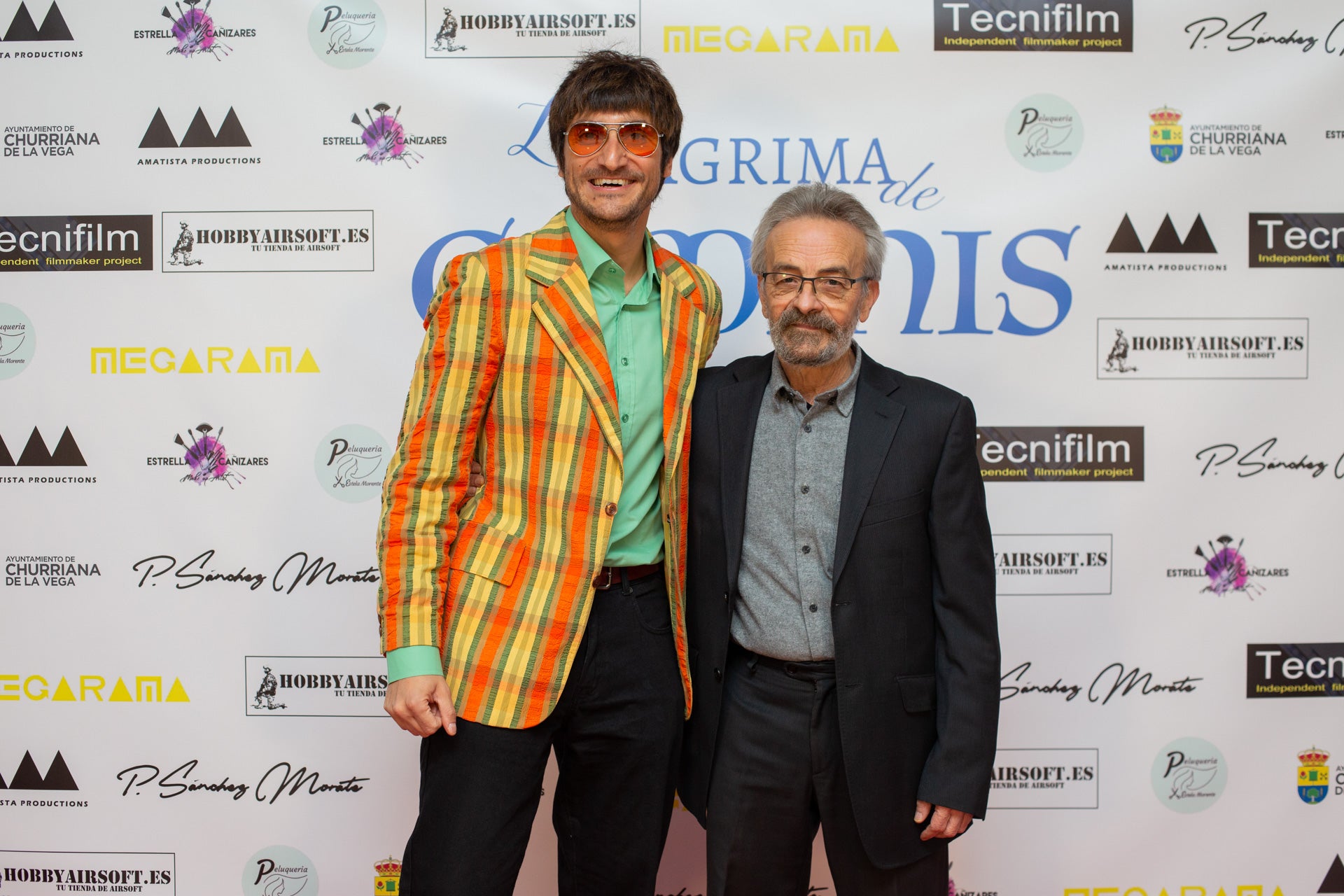 EL director de cine Juanfran López, segundo por la izquierda, junto a uno de los actores y los miembros de Pelomono, autores de parte de la BSO. 