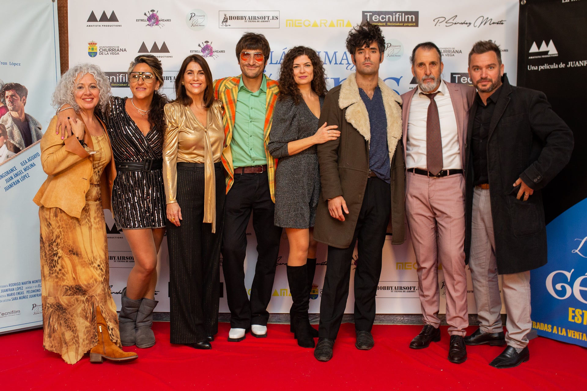 EL director de cine Juanfran López, segundo por la izquierda, junto a uno de los actores y los miembros de Pelomono, autores de parte de la BSO. 