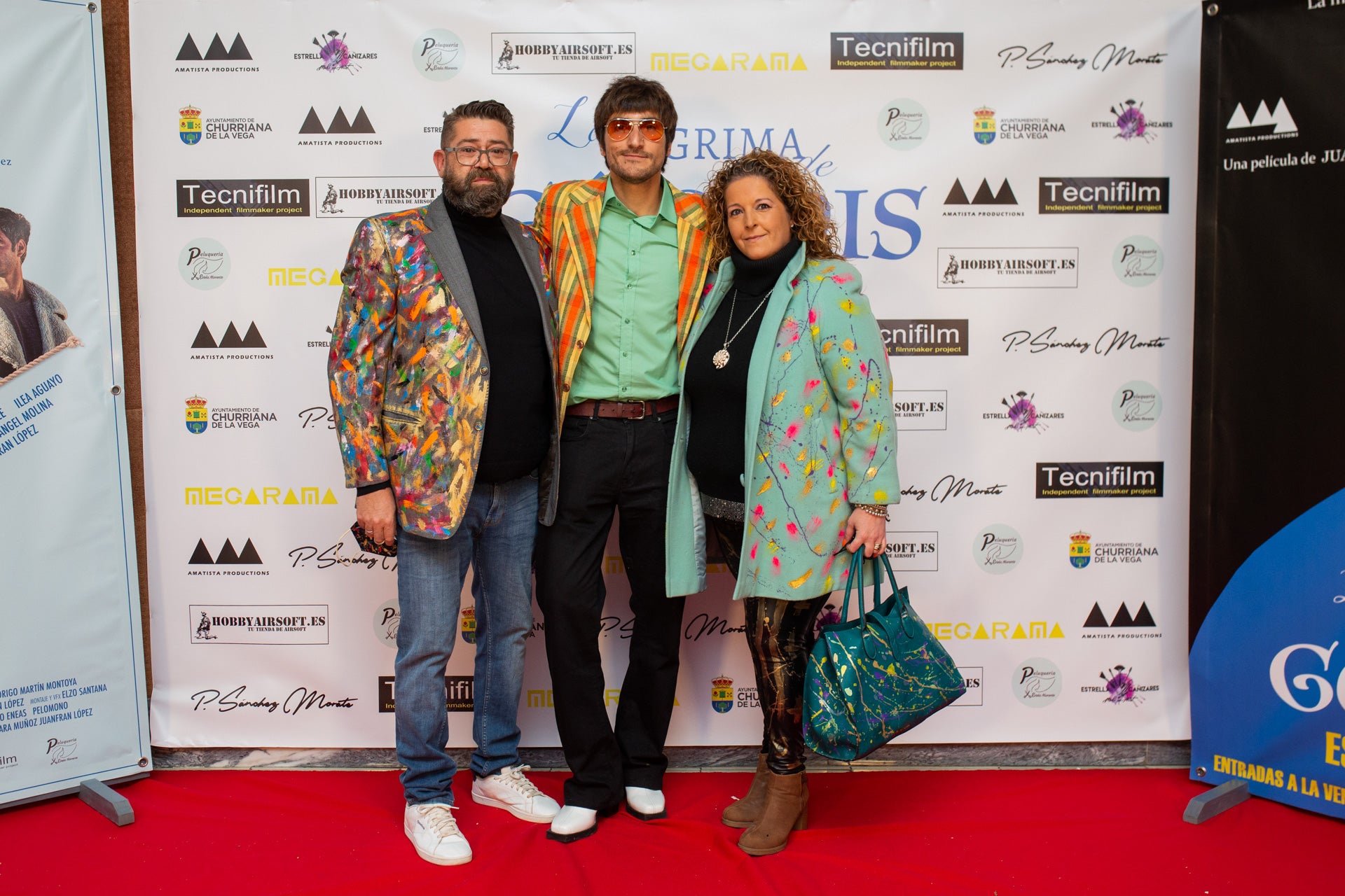 EL director de cine Juanfran López, segundo por la izquierda, junto a uno de los actores y los miembros de Pelomono, autores de parte de la BSO. 