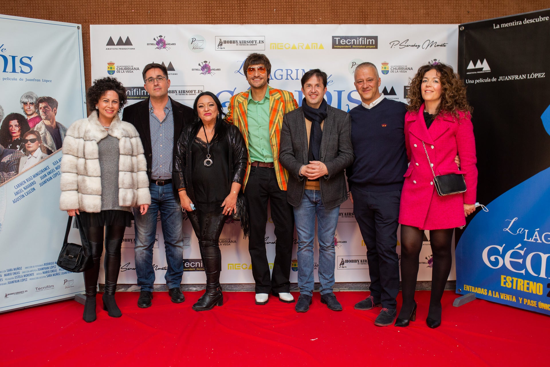 EL director de cine Juanfran López, segundo por la izquierda, junto a uno de los actores y los miembros de Pelomono, autores de parte de la BSO. 