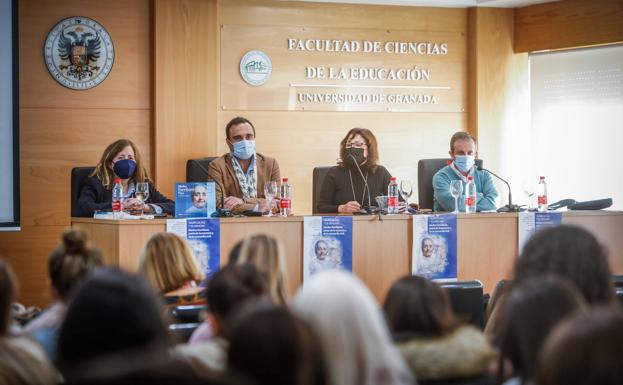 La mesa redonda en la que se trató sobre el papel de Mariluz Escribano como columnista de prensa.