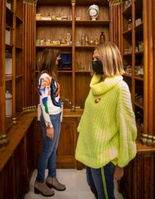 Imagen secundaria 2 - La botica está instalada en el hall de la Facultad de Farmacia. 