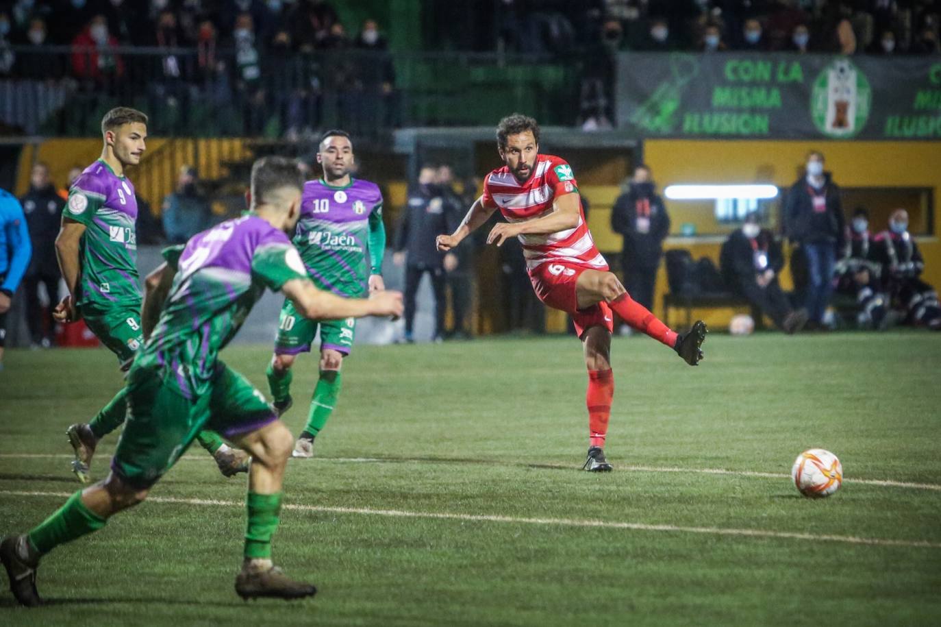 Germán da un pase presionado por tres futbolistas del Mancha Real. 