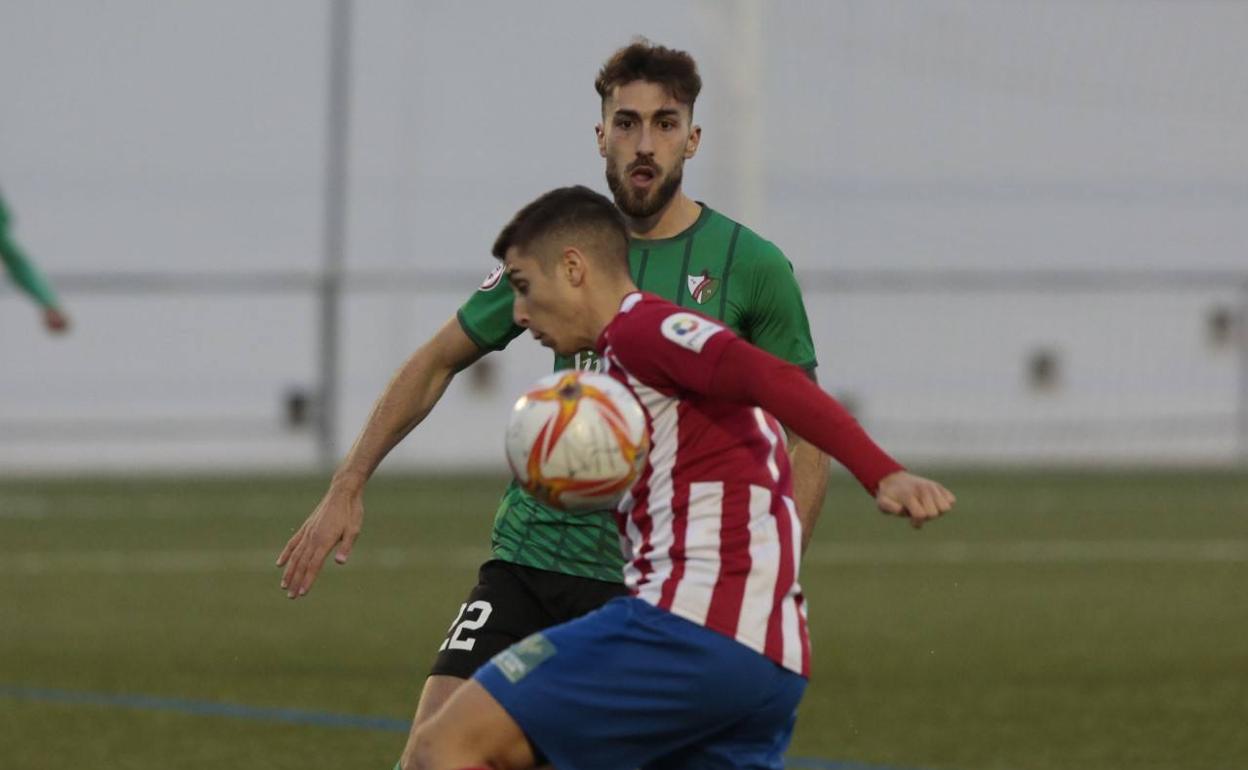 Salvatierra presiona a un rival durante la primera parte. 