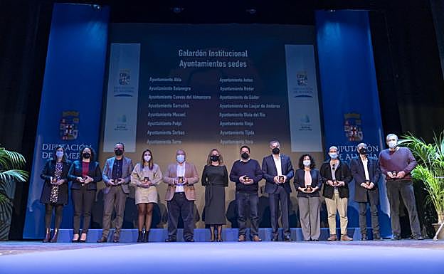 Imagen principal - Deportes en Almería | Homenaje a los campeones del Circuito de Carreras Populares