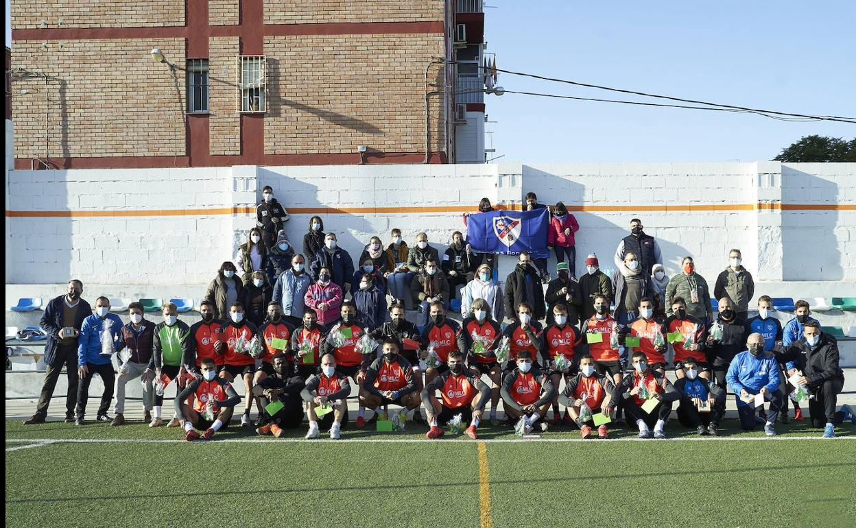 Como cada víspera navideña, la Asociación Provincial Pro Minusválidos Psíquicos Jaén (Aprompsi) llevó regalos a la plantilla linarense. 