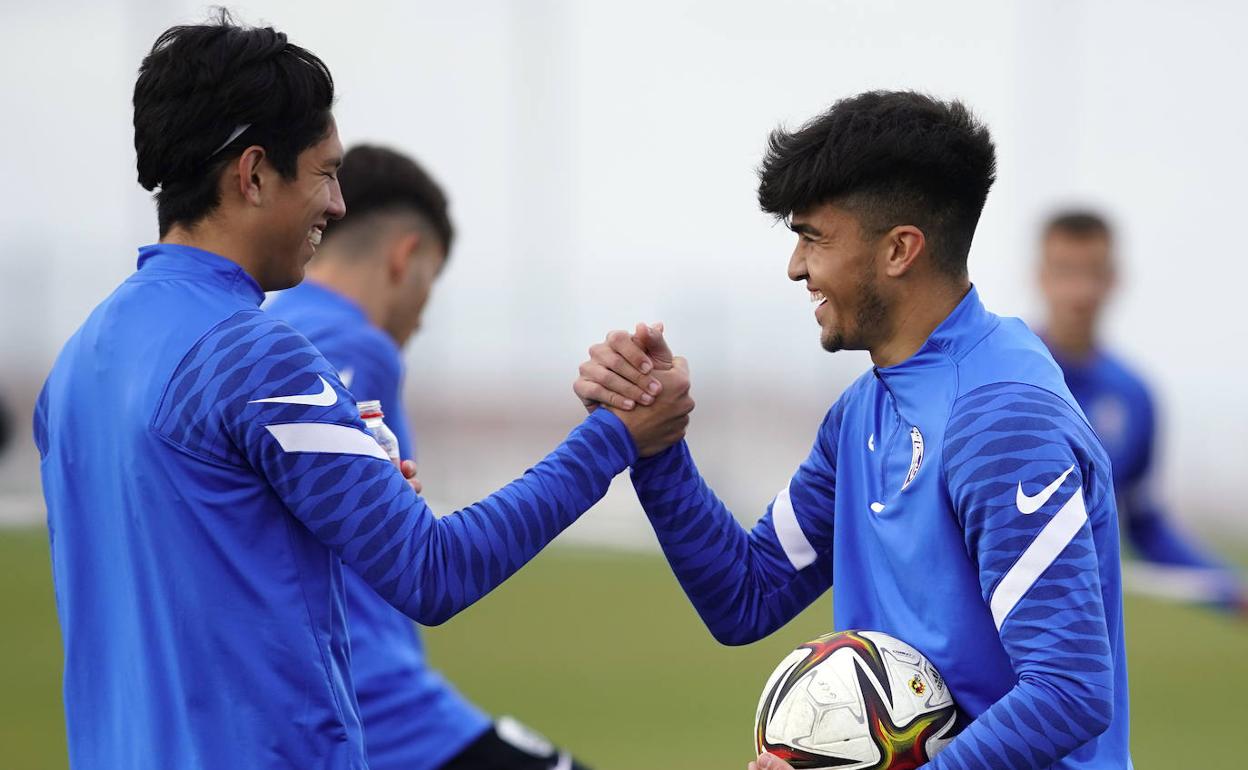 Cova (derecha) y Sepúlveda (izquierda) sonríen durante un entrenamiento de esta semana. 