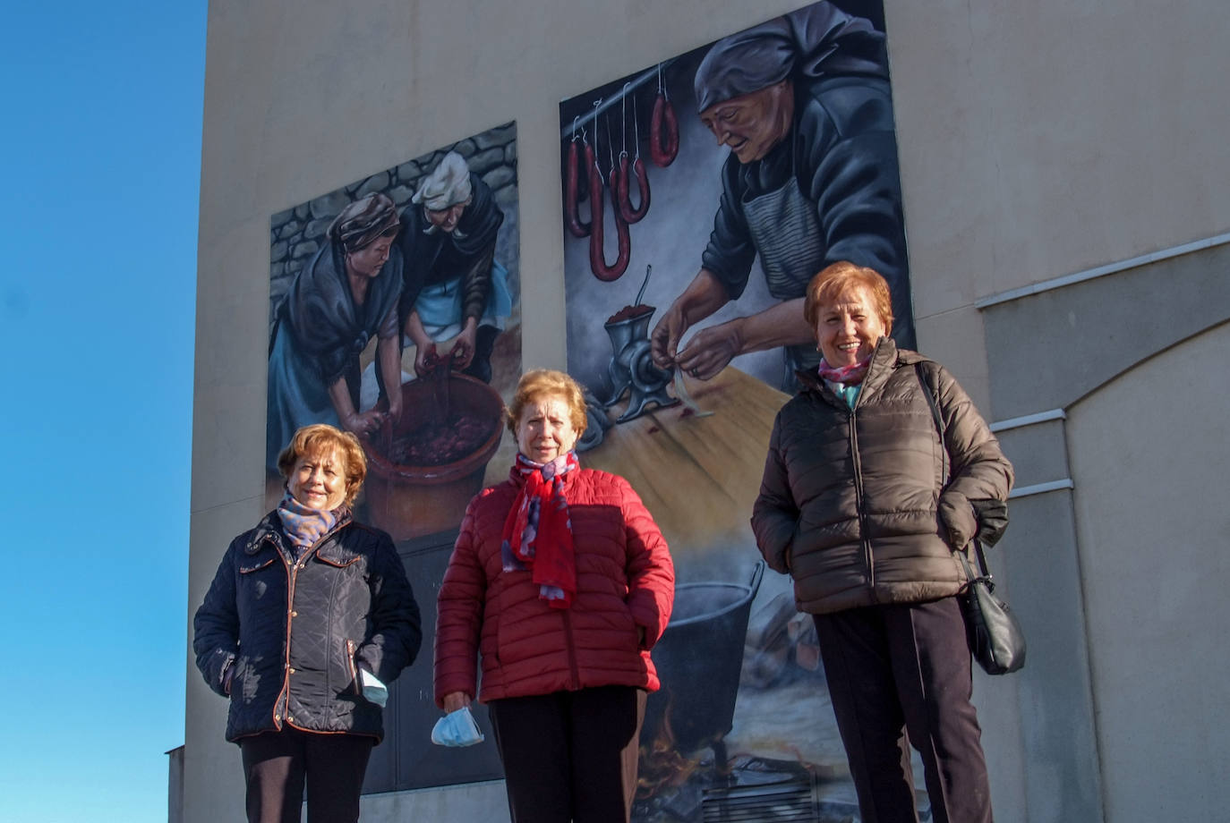 Tres de las protagonistas de los grafitis, en Albuñán. 