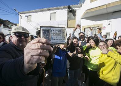 Imagen secundaria 1 - Vecinos de Alamedilla festejando el premio en 2019.