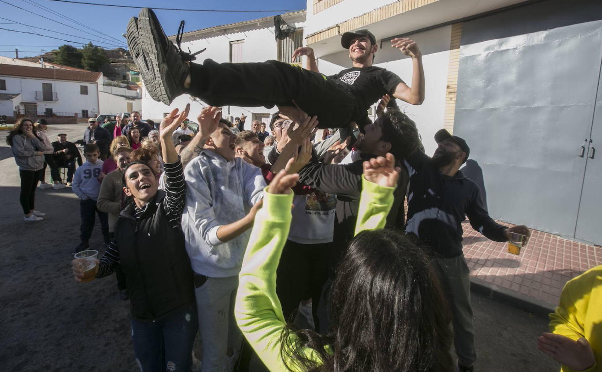 Los vecinos de Alamedilla manteando a Manolo Martos en 2019, el año en el que llevó sesenta décimos premiados deMadrid a su pueblo.