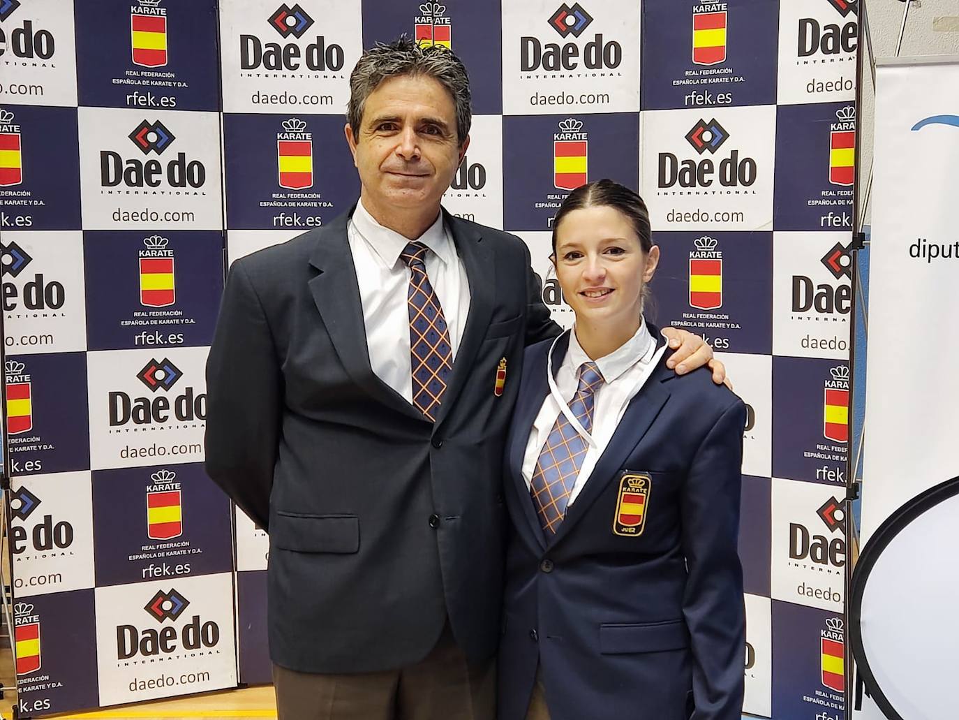 Nerea Hinojosa, junto al árbitro granadino Diego Trenado.