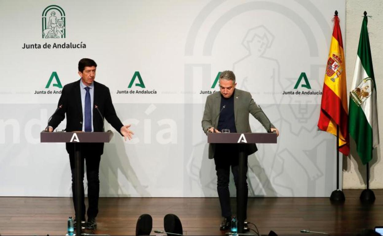 El consejero de la Presidencia, Elías Bendodo, y el vicepresidente, Juan Marín, este martes en rueda de prensa. 