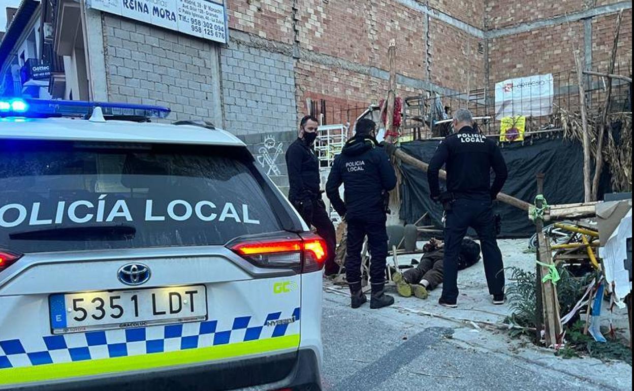 Policía Local de Monachil durante la detención ayer de este sujeto.