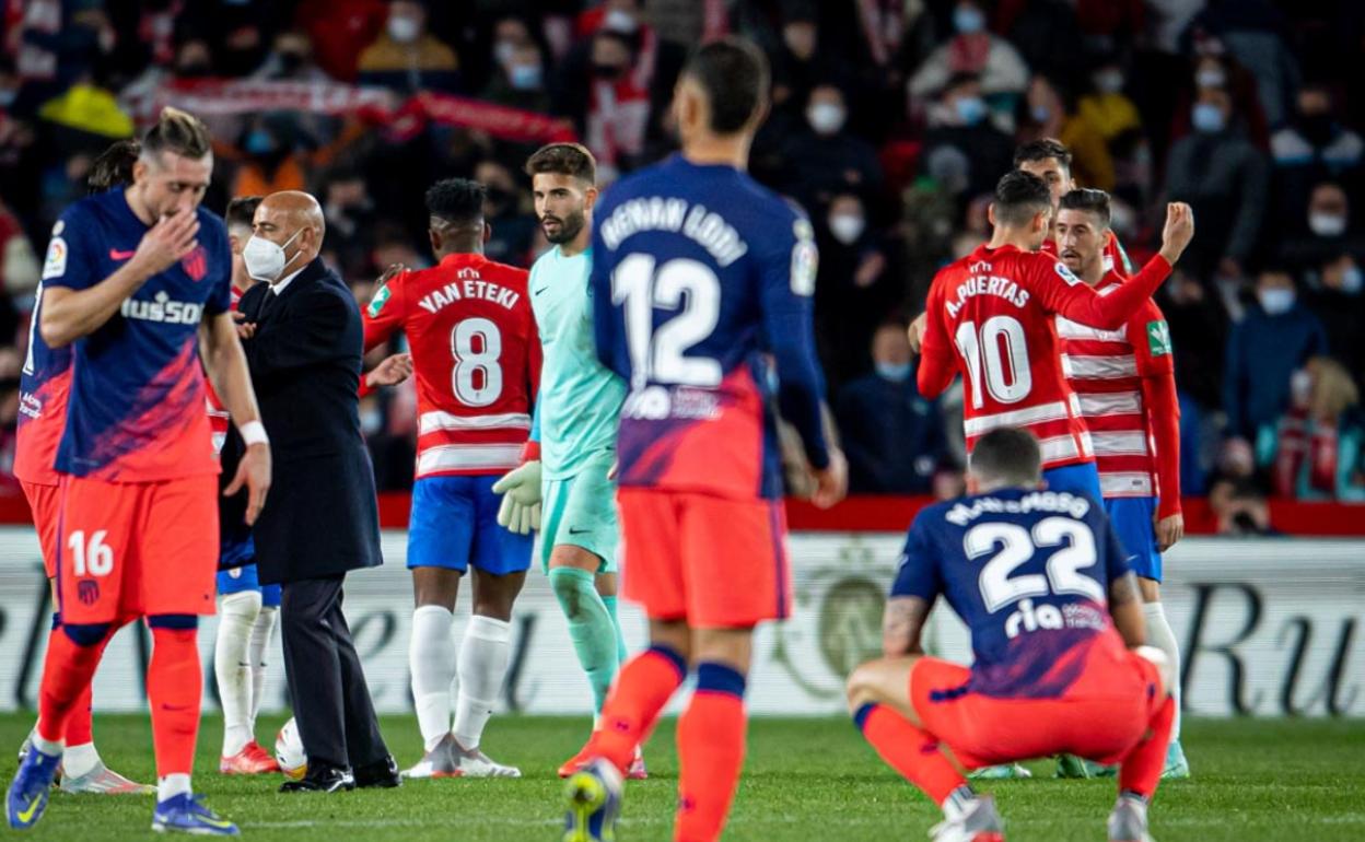 Maximiano (en el centro, con su indumentaria azulada) se retira del campo satisfecho mientras varios jugadores del Atlético de Marid lamentan su derrota. 