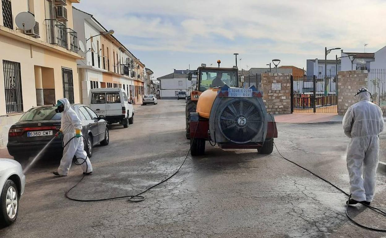 Limpieza en las calles de Sabiote durante la pandemia. 