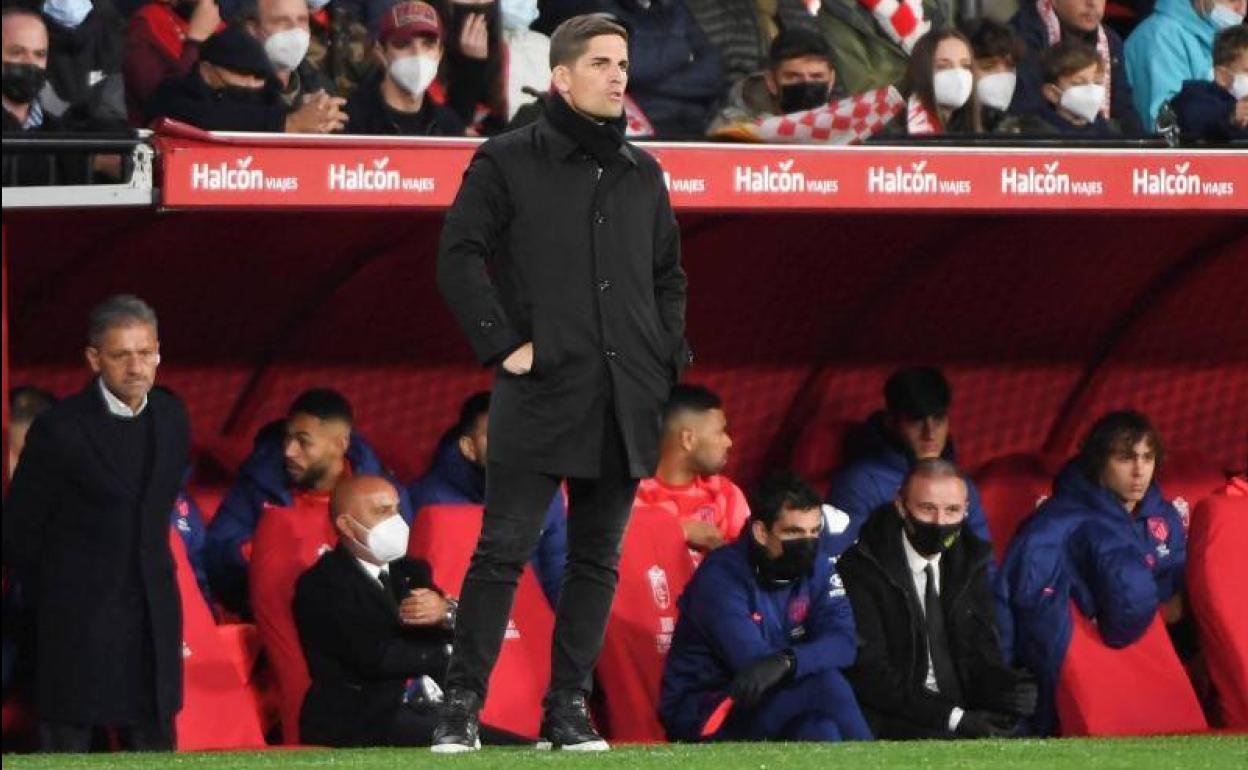 Robert Moreno sigue atento el partido desde su área técnica. 