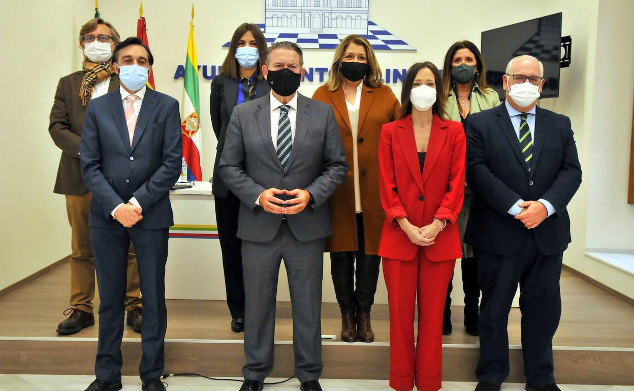 El alcalde y la delegada del Gobierno andaluz, junto a delegados, tenientes de alcalde y concejales. 
