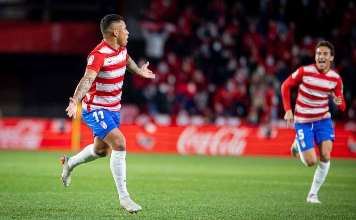 Darwin Machís celebra su gol mientras le persigue para unirse a él Luis Milla. 