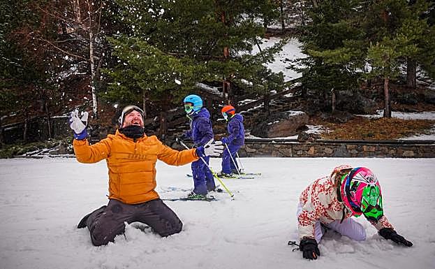 Imagen principal - David y sus hijos jugando con la nieve y varios esquiadores. 