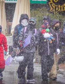 Imagen secundaria 2 - David y sus hijos jugando con la nieve y varios esquiadores. 