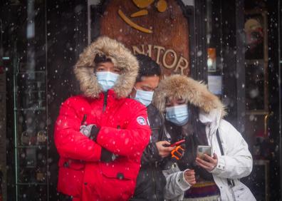 Imagen secundaria 1 - Ana Paula hace un selfie con su familia; y otras familias, por Pradollano. 