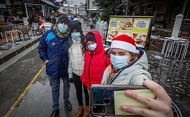 Imagen principal - Ana Paula hace un selfie con su familia; y otras familias, por Pradollano. 