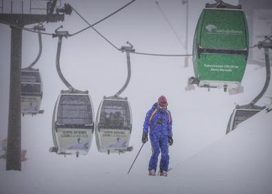 Imagen secundaria 1 - David y sus hijos jugando con la nieve y varios esquiadores. 