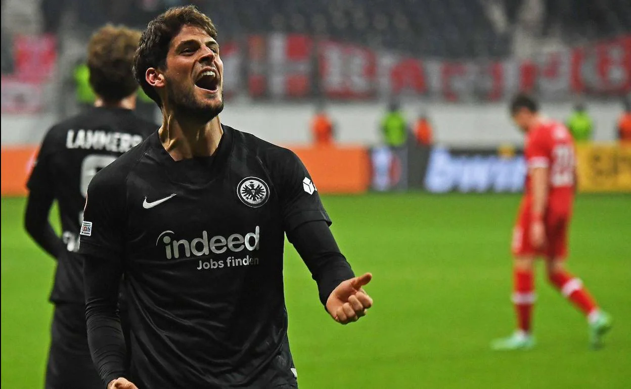 El delantero portugués Gonçalo Paciência celebra un gol con el Eintracht de Frankfurt esta temporada. 