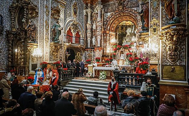 Altar mayor de la basílica de la Virgen de las Angustias en el acto de hoy. 
