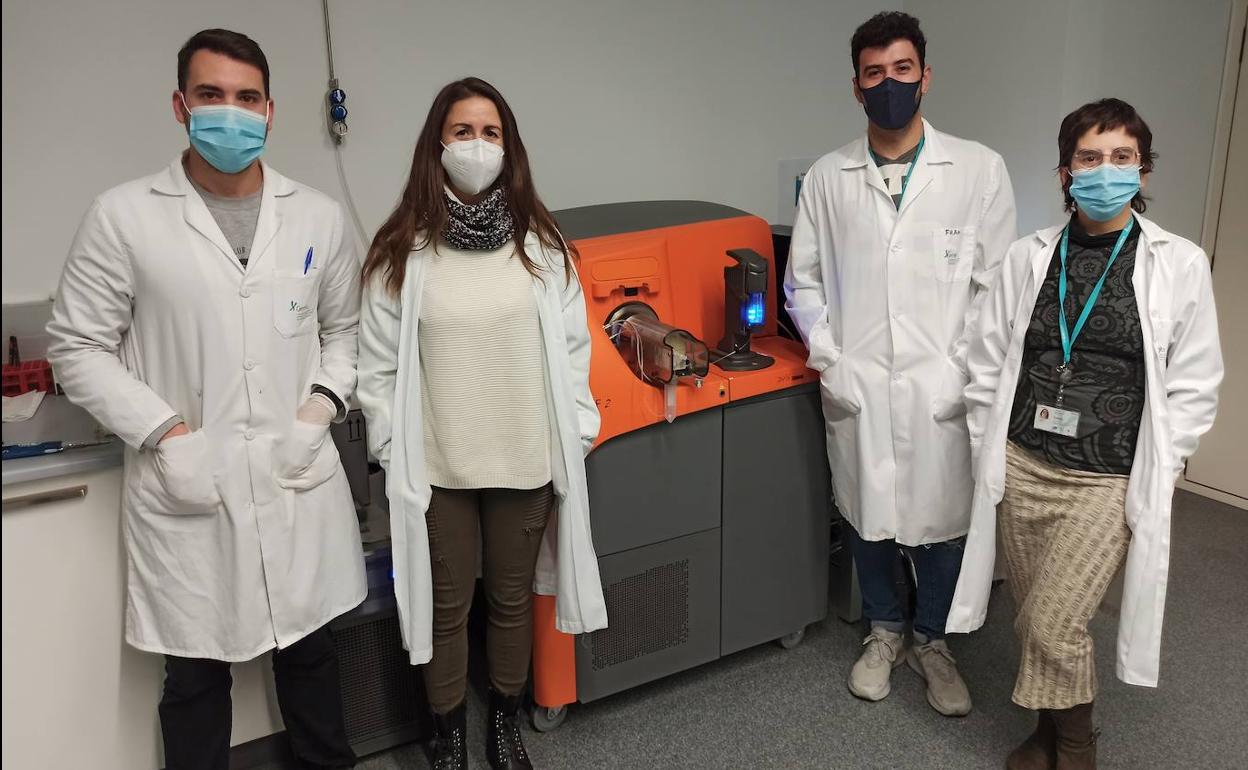 Conchi Marañón y su equipo, en el laboratorio.