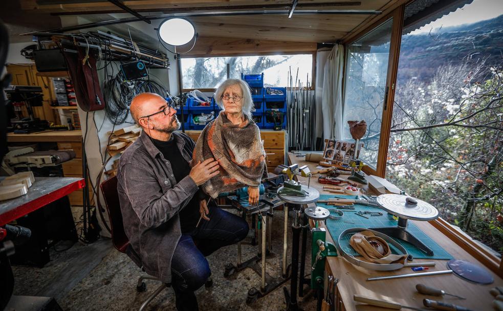 Enrique Lanz pasa días y días encerrado en su laboratorio artístico de Güéjar Sierra, donde concibe los nuevos proyectos de la compañía Etcétera y donde crea los nuevos títeres. 