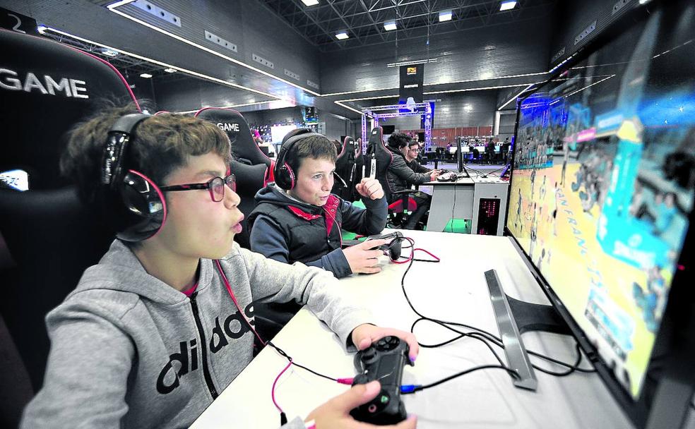 La afición a los videojuegos ha traspasado fronteras generacionales gracias a la variedad de géneros y dispositivos electrónicos.