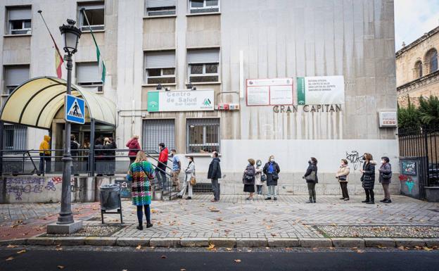 La avalancha en la demanda de pruebas obliga a una reorganización en atención primaria