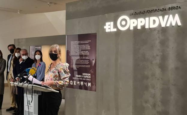 La consejera, junto a una de las exposiciones inauguradas. 