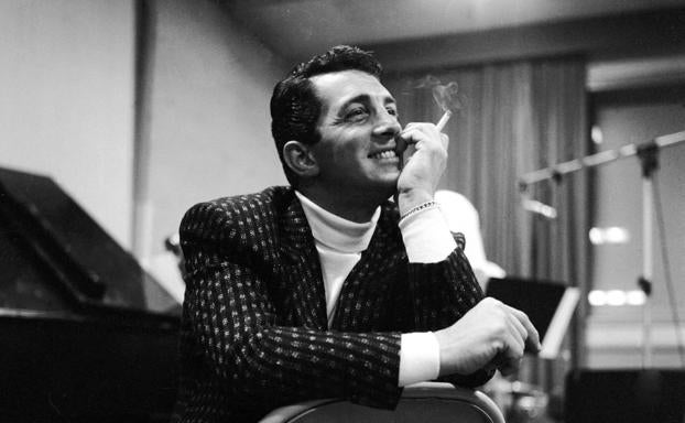 Dean Martin en el estudio de grabación de Capitol Records en 1958.